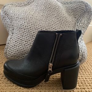 Sorel Black Booties with Zipper